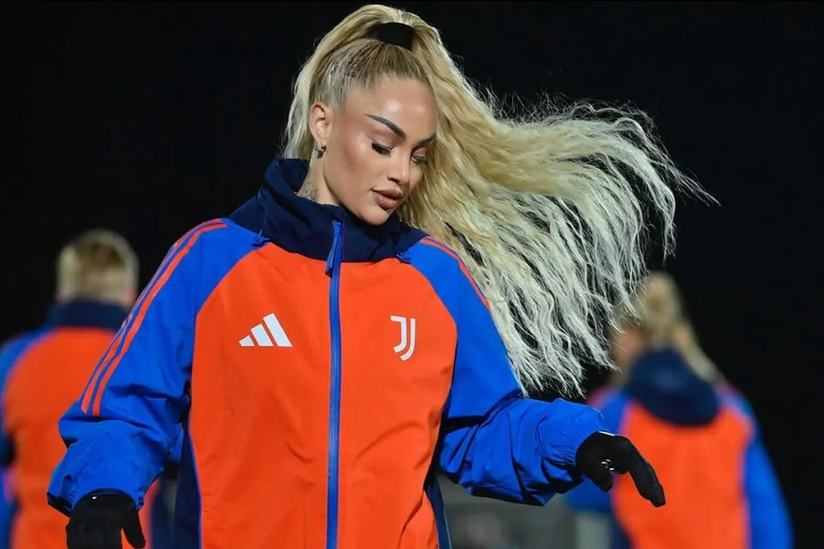 Alisha Lehmann, la footballeuse au charme irrésistible, envoûte avec une tenue noire captivante.