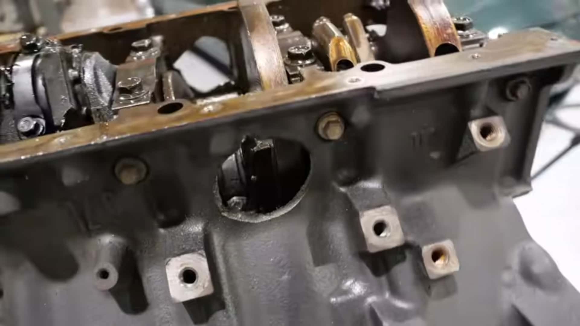 Ce V-8 Hemi Ultra Modifié A Plus de Trou Que Dans Une Boulangerie de Beignets.