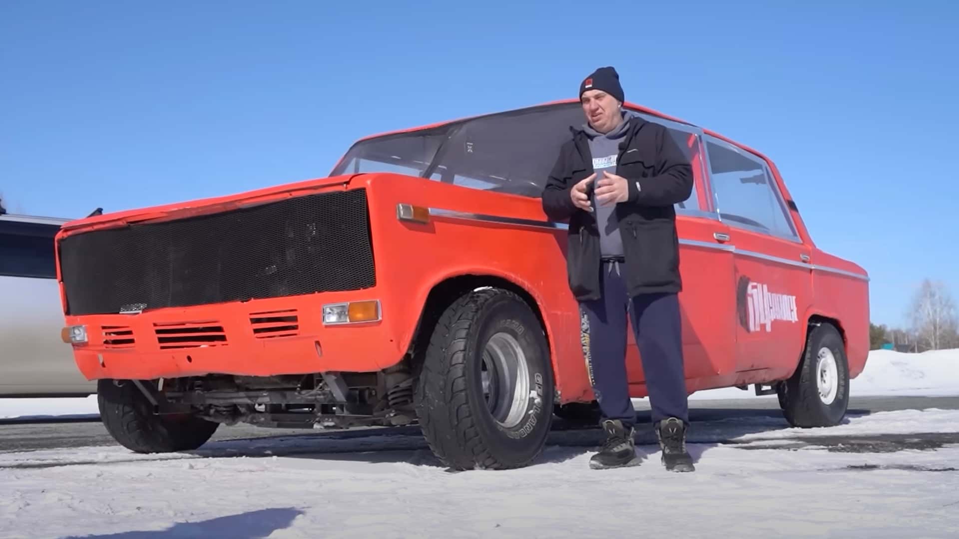 Cette Lada XXL Équipée de Deux Moteurs Réussit à Glisser comme Jamais !