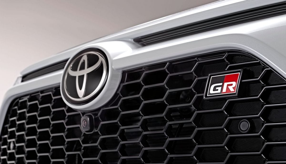 Découvrez la nouvelle génération du Toyota RAV4 : un challenger redoutable face au Hyundai Tucson et au Nissan Qashqai.