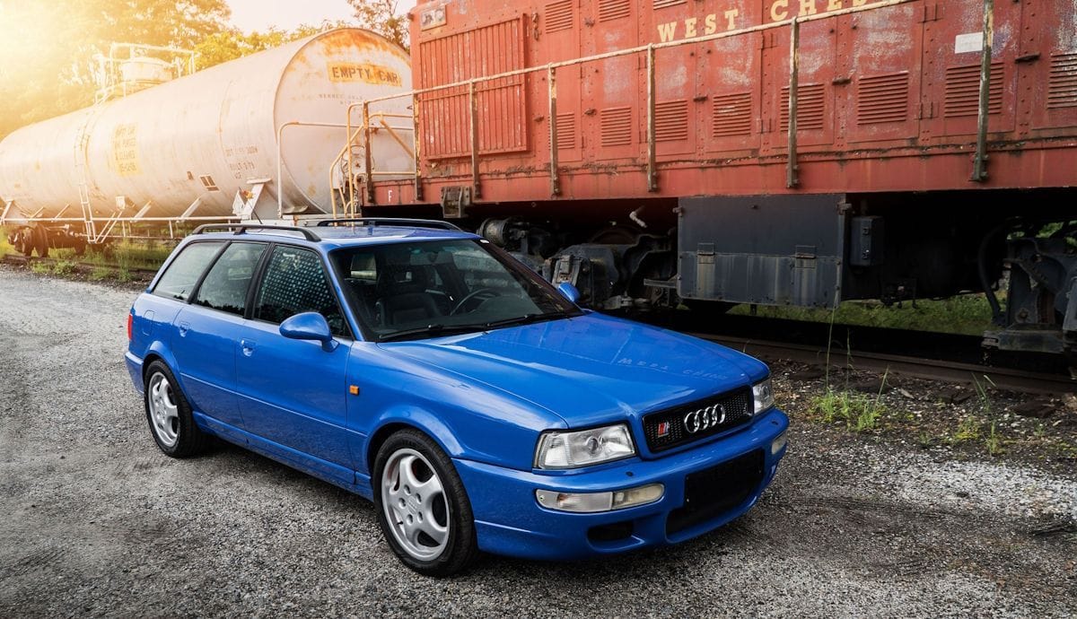 L'Audi RS2 Avant : un bijou des années turbo, aujourd'hui convoité par les passionnés.