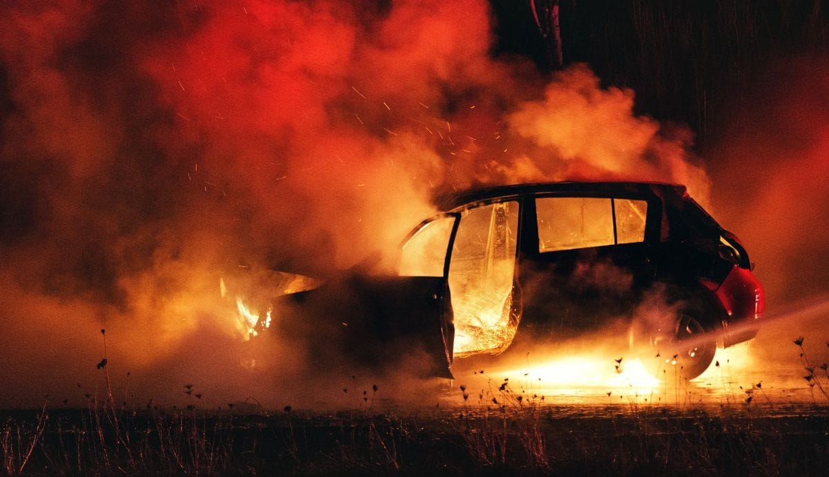 La vérité dévoilée sur les incendies de voitures : essence, diesel, hybrides et électriques à la loupe.