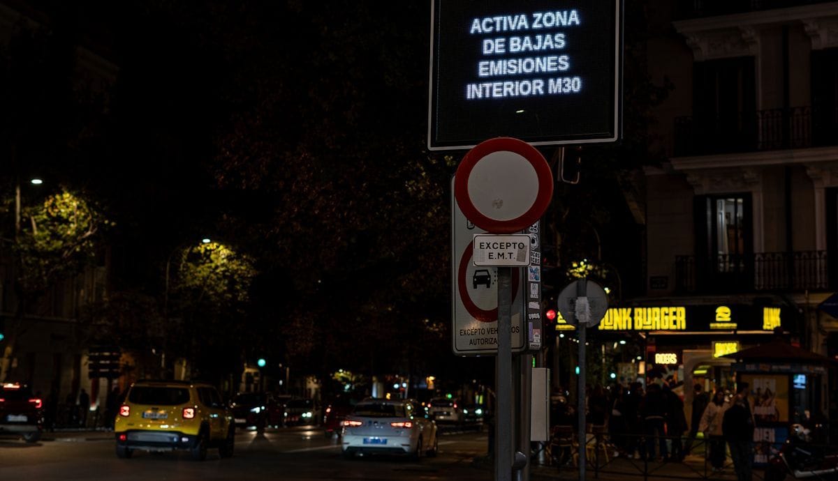 Les défis majeurs des villes face à l'activation de leurs Zones à Faibles Émissions obligatoires.