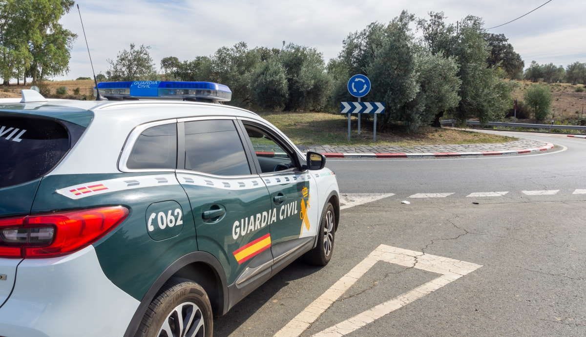 Les raisons impérieuses de ne jamais dépasser une voiture de la Garde Civile sur la route.