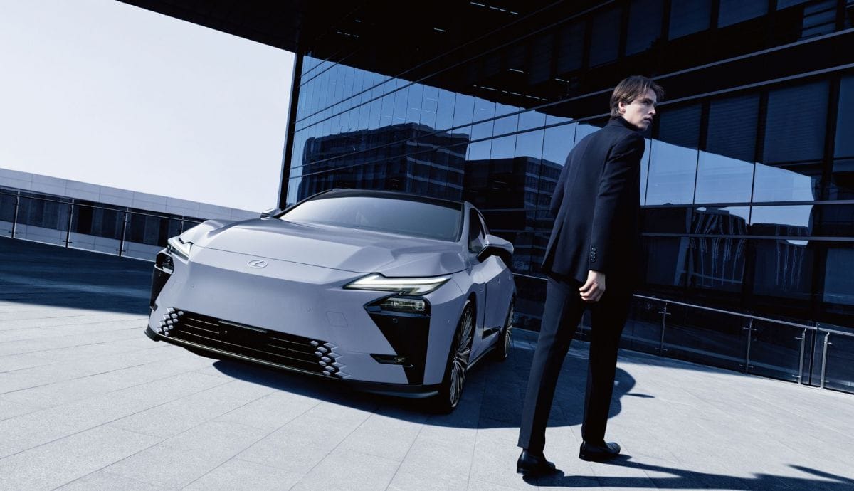 Lexus révolutionne l'ES avec un design audacieux et des motorisations innovantes.