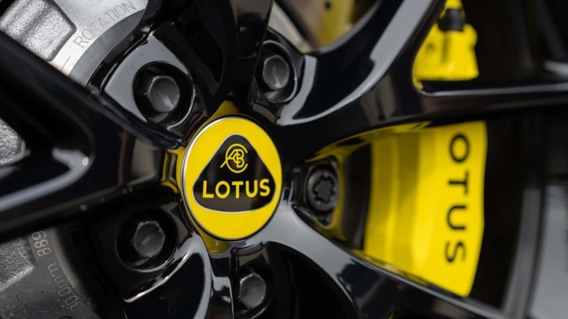 Lotus annonce une restructuration et des licenciements face à un marché tumultueux.