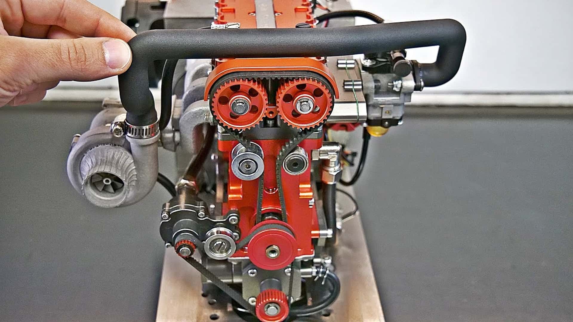 Un Moteur Quatre Cylindres de 32cc Étonnant avec un Mini Turbo Charmant