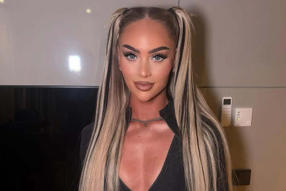 Alisha Lehmann éblouit avec une allure parfaite : bikini noir, peau dorée et ballon de soccer emblématique.