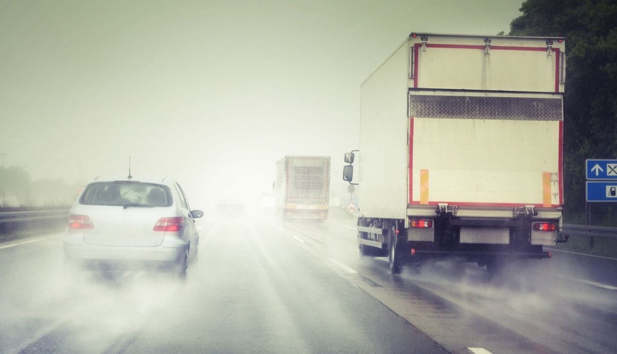 Amendes de 200 € et interdiction de dépasser : les nouvelles mesures de la DGT face aux intempéries.