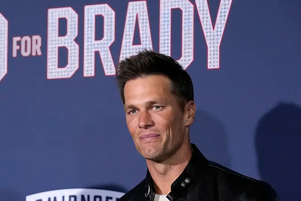 Après une période sombre due à son divorce avec Gisele Bündchen, Tom Brady célèbre une nouvelle marquante à des milliers de kilomètres.