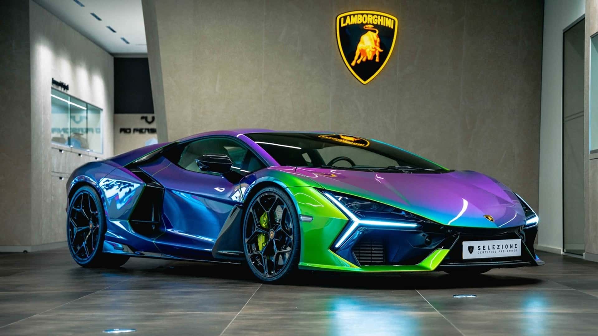 Cette Lamborghini Revuelto affiche une peinture aux couleurs fascinantes qui change à volonté.