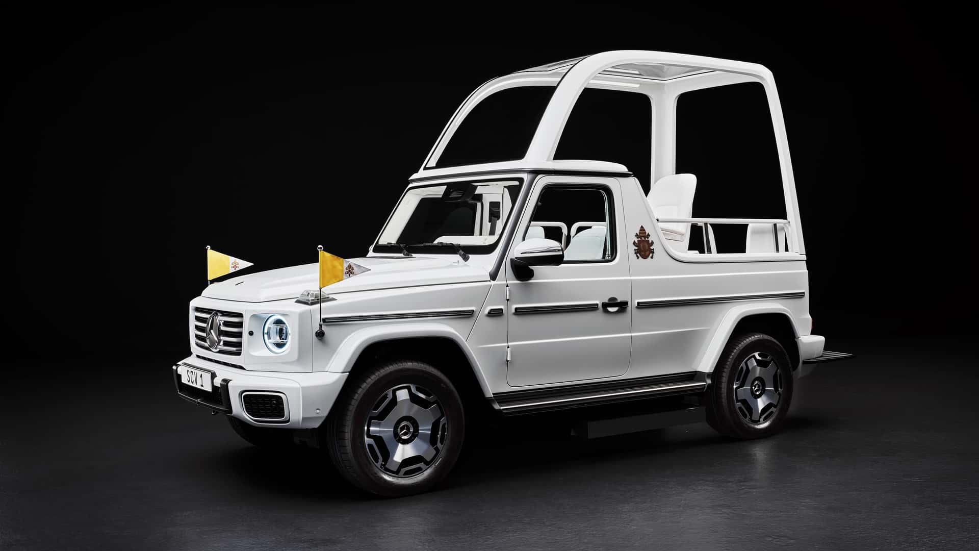 De la Seat à la Mercedes : Voyage à travers l'évolution de la Popemobile.