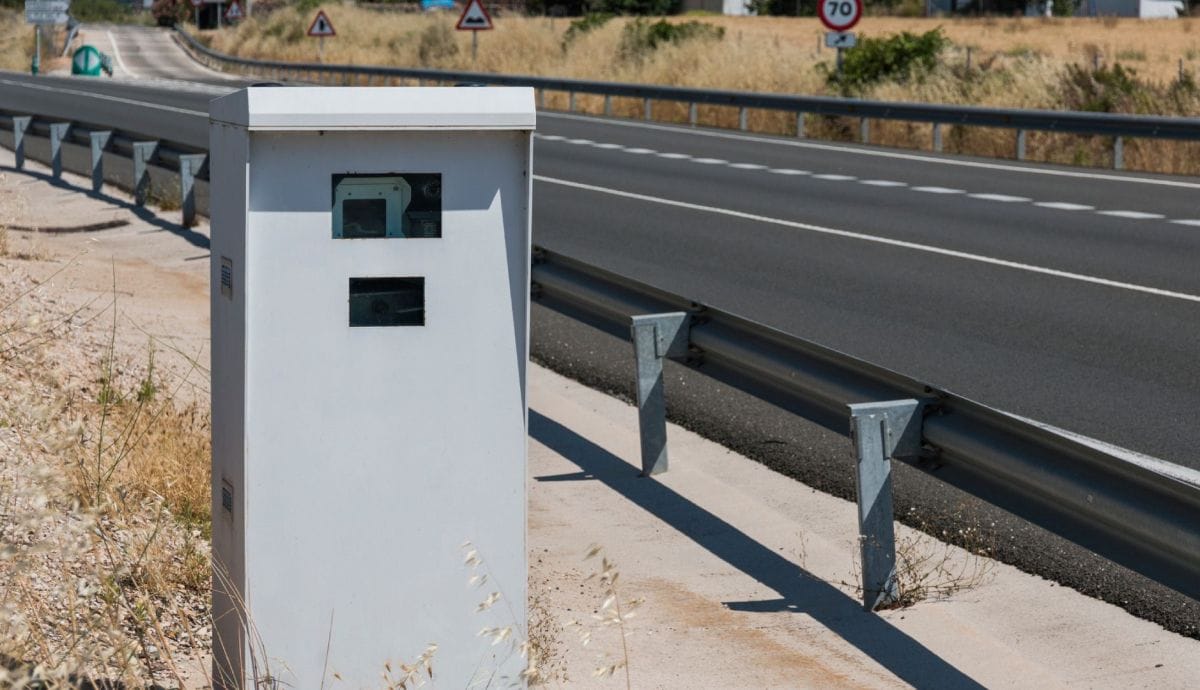 Découvrez où se trouvent les 50 radars de la DGT responsables de 4 amendes sur 10 en Espagne.