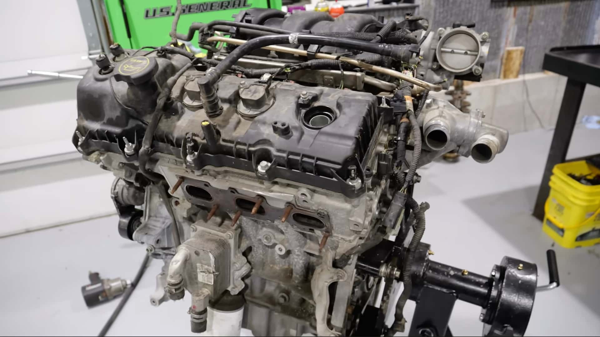 Démontage du moteur 3,7 litres de Ford : une conception remise en question.