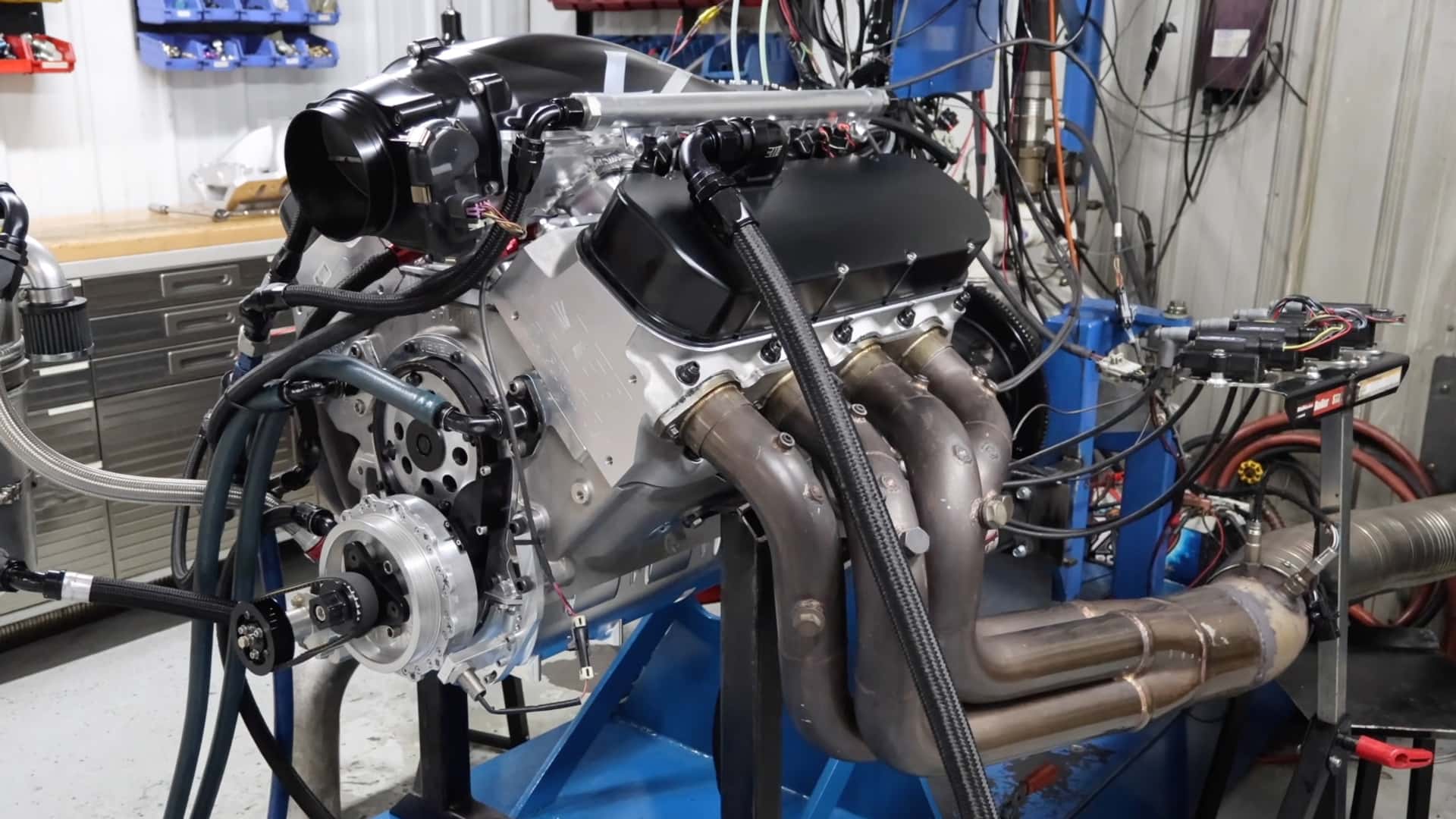 Écoutez ce V-8 de 10 litres rugir vers les étoiles sur un banc d'essai.