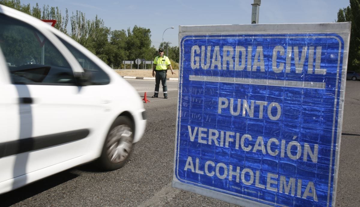 La DGT alerte les conducteurs : ce geste banal au volant pourrait vous coûter jusqu'à 1 200 € d'amende.