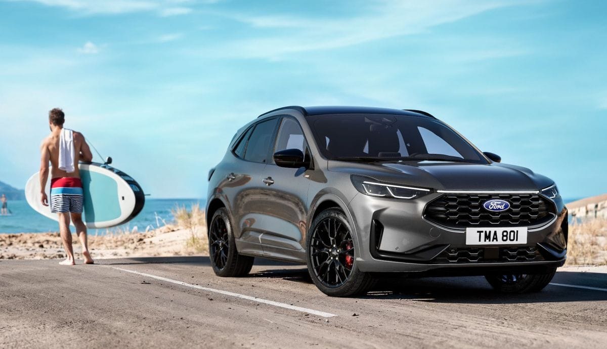 Le Ford Kuga, star des ventes, se dévoile avec un nouveau look séduisant.