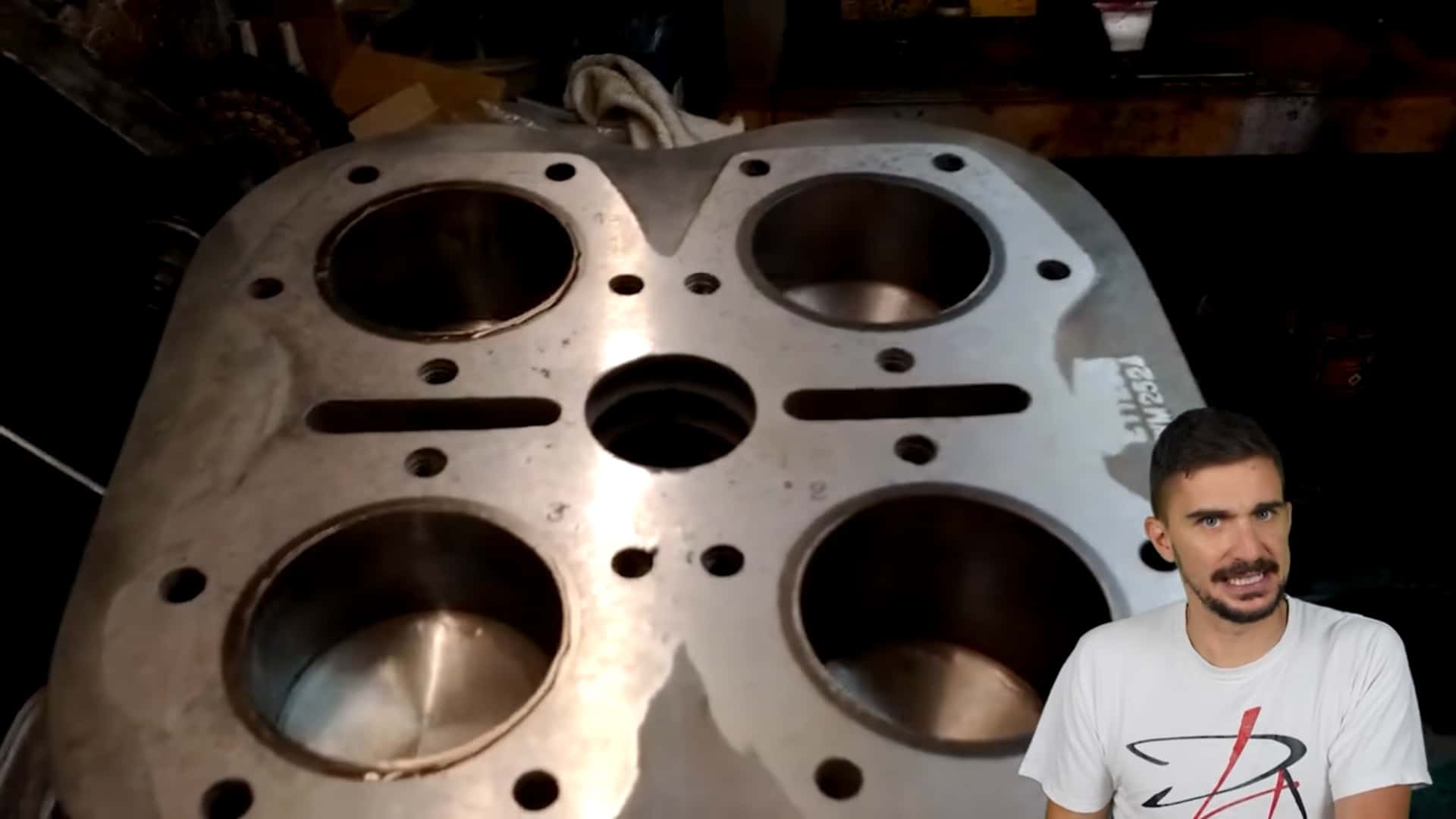 Le moteur de la moto Square Four : une merveille insolite et fascinante.