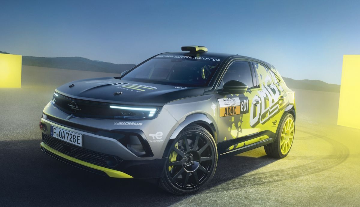 Opel révèle sa vision d'une voiture de rallye entièrement électrique : le Mokka GSE Rallye.