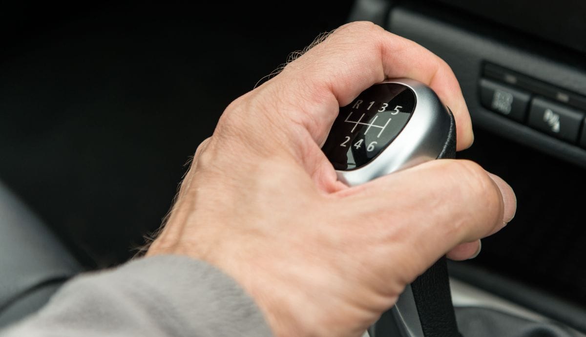 Peut-on changer de vitesse sans embrayage ? Découvrez tout ce qu'il faut savoir.