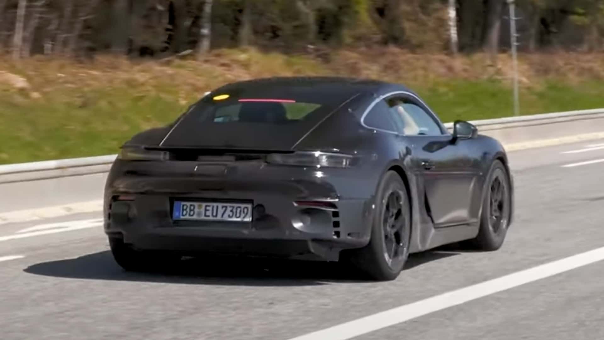 Porsche poursuit les essais de ses modèles électriques Cayman et Boxster.
