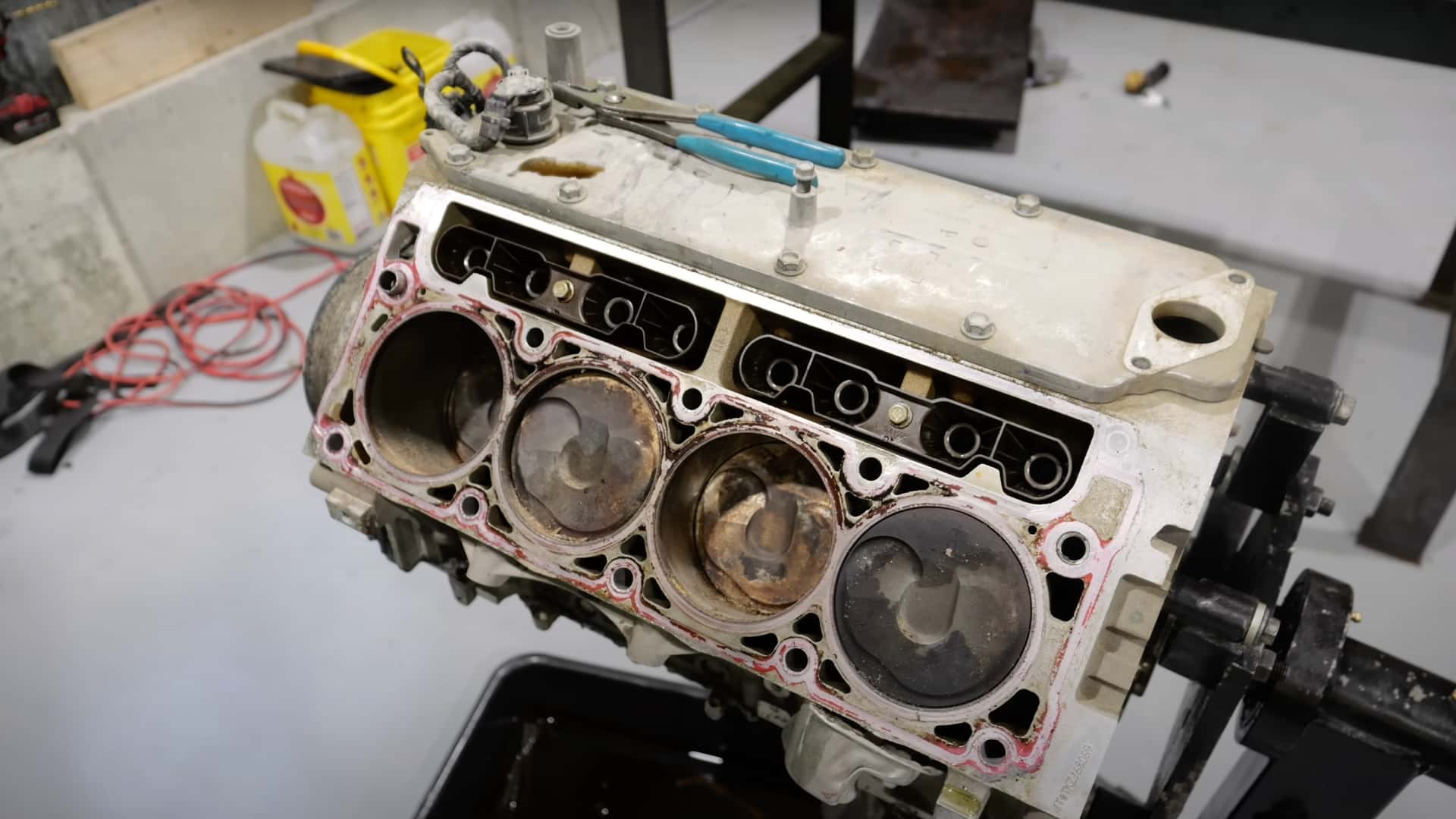 Un Joint de Culasse Mal Placé : Une Erreur Surprenant dans un Petit Bloc V-8 !