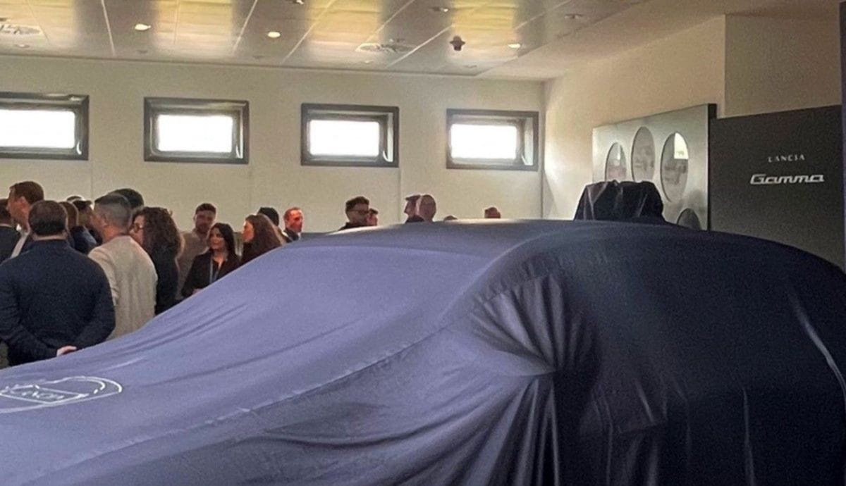 Voici le titre réécrit en français :"Découvrez le Lancia Gamma : le SUV coupé qui défie le Cupra Tavascan, prévu pour 2026."