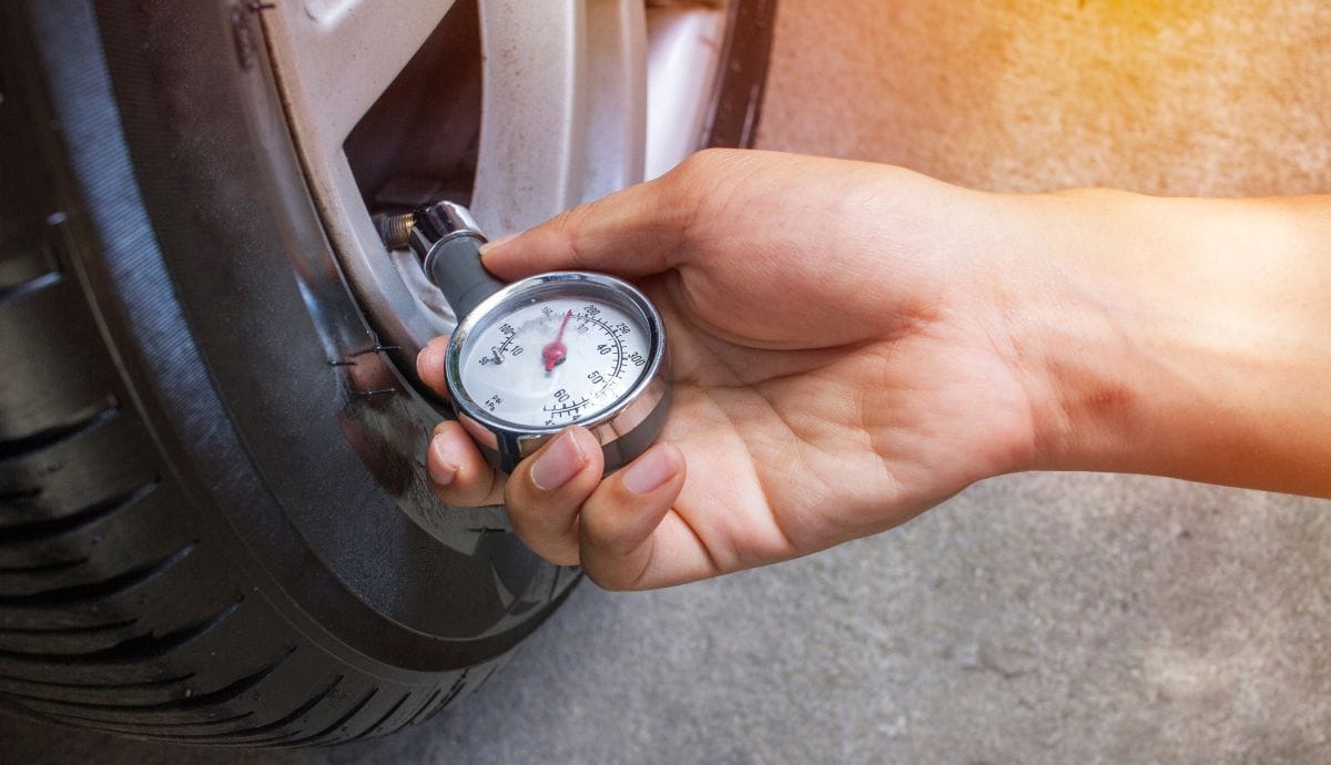 Alerte : Ne gonflez pas vos pneus au-delà du nécessaire, ou vous risquez de subir ces conséquences…