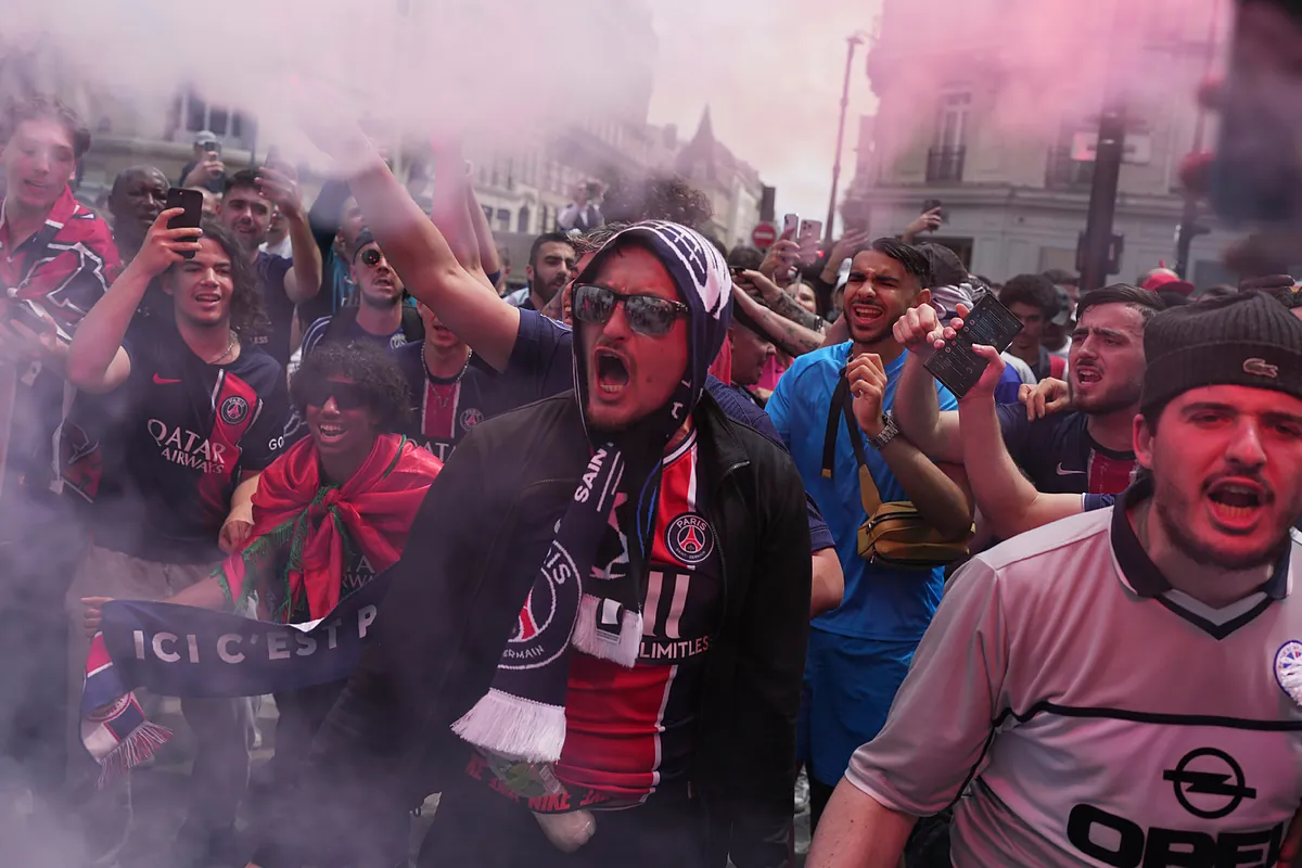 Célébrations à Paris : Tristesse des vies perdues face à des souvenirs inoubliables.