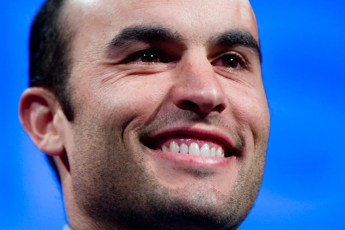 La réaction surprenante de Landon Donovan face au but annulé de Santiago Gimenez, le Mexicain.