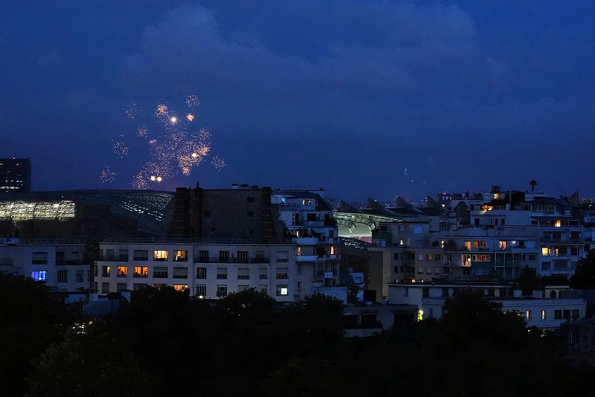 Les fans du PSG perturbent le French Open avec panache après leur triomphe en finale de la Ligue des champions.