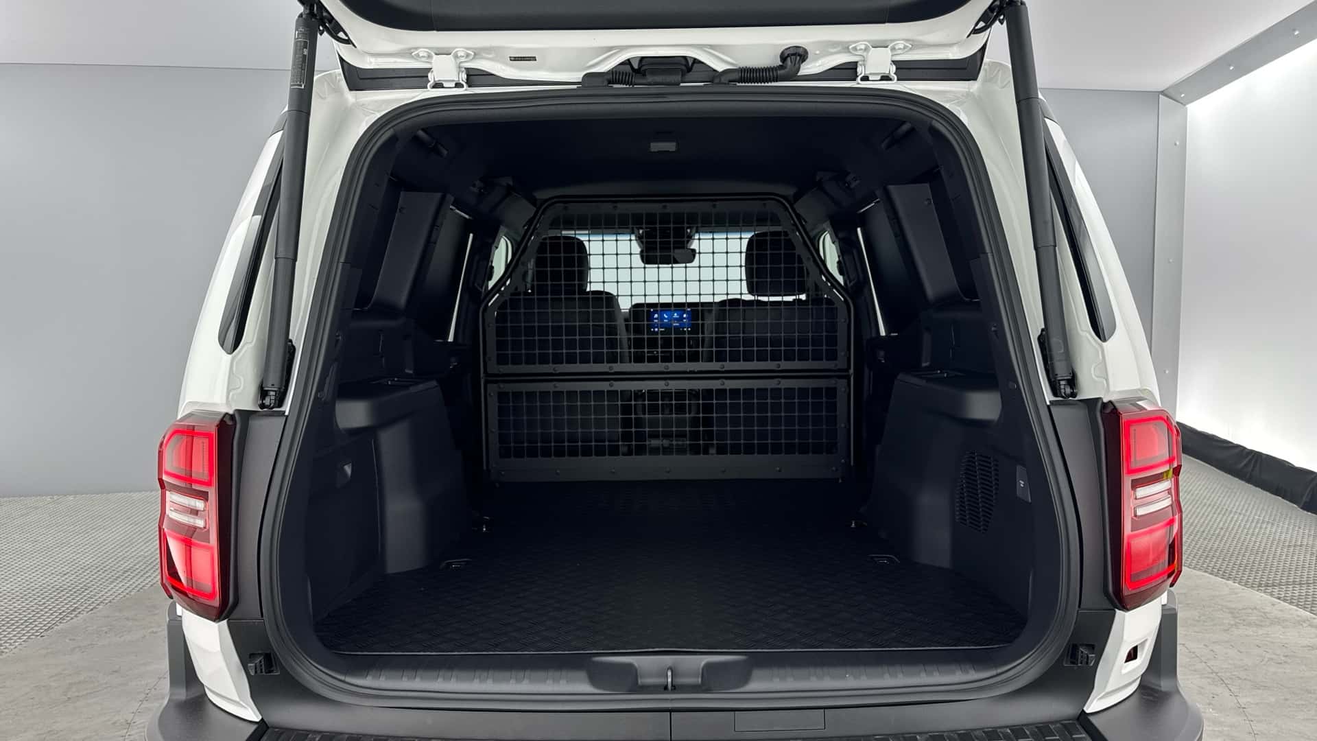 Toyota Réinvente le Land Cruiser en Van : Découvrez Comment Vous Aussi Vous Pouvez le Faire !