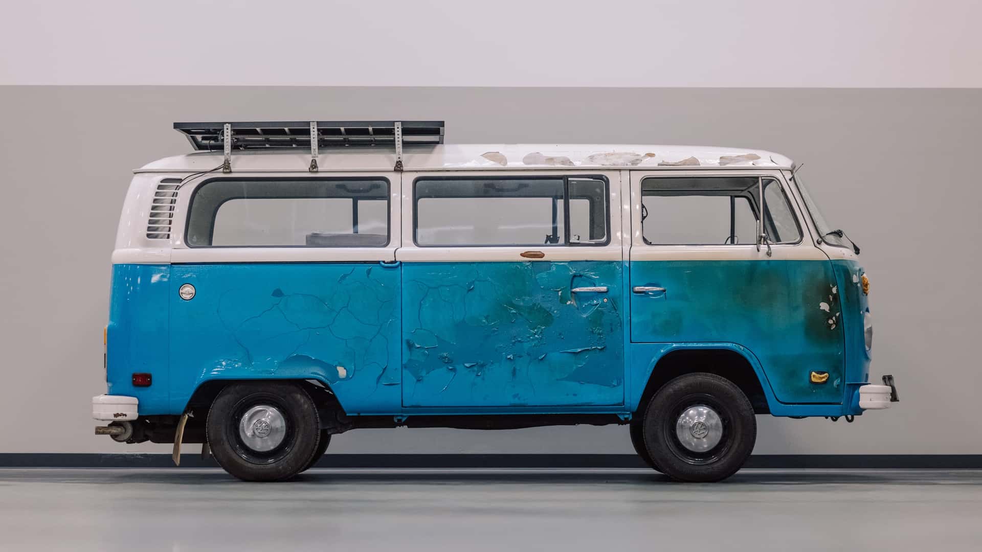 VW S'engage à Rétablir le Véritable Bus Classique Sauvé des Incendies de Californie.