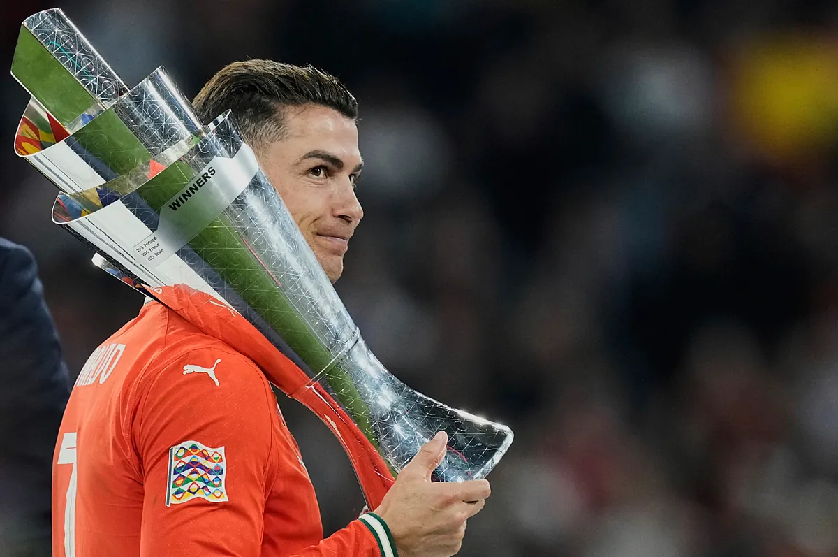 Cristiano Ronaldo a émergé dans les flots, éblouissant les touristes alors qu'il nageait avec son fils en mer ouverte.