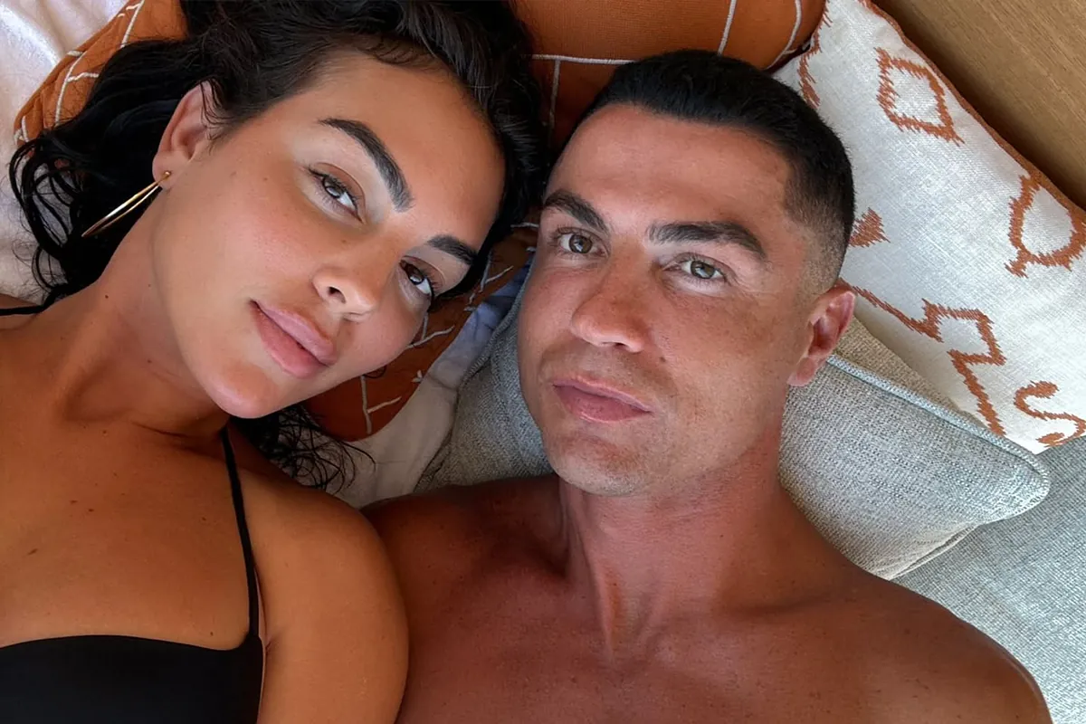 Georgina Rodríguez dévoile un moment de complicité sur yacht avec Cristiano Ronaldo, captivant les marins à proximité.