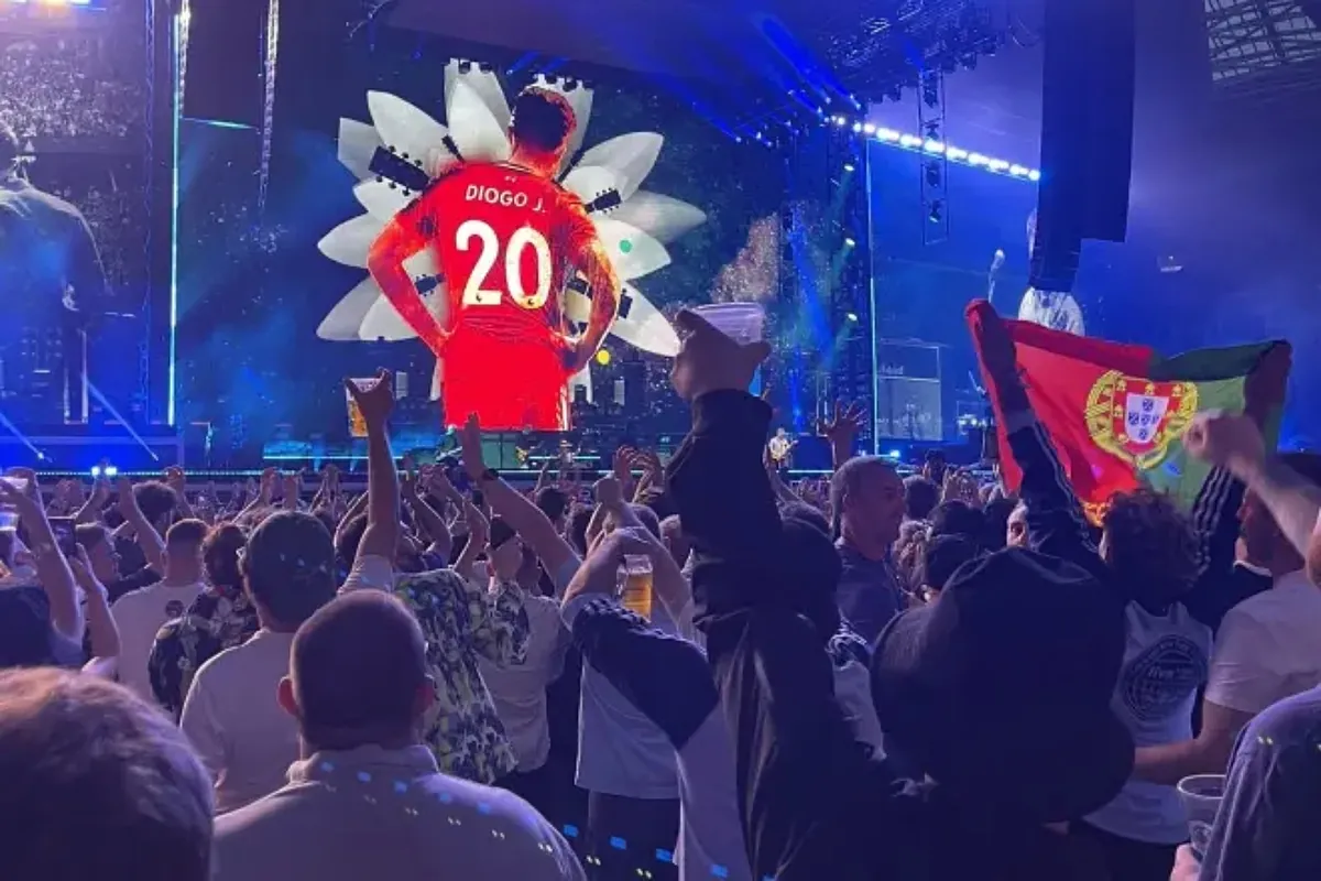 Hommage touchant d'Oasis à Diogo Jota : une interprétation émouvante de "Live Forever" en sa mémoire.