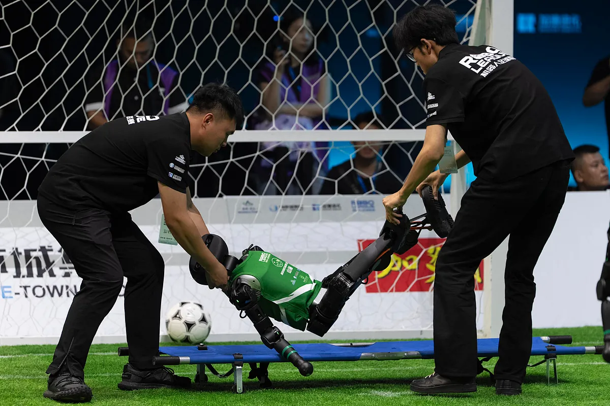Le premier match de robot de football tourne mal : deux robots évacués sur civière.