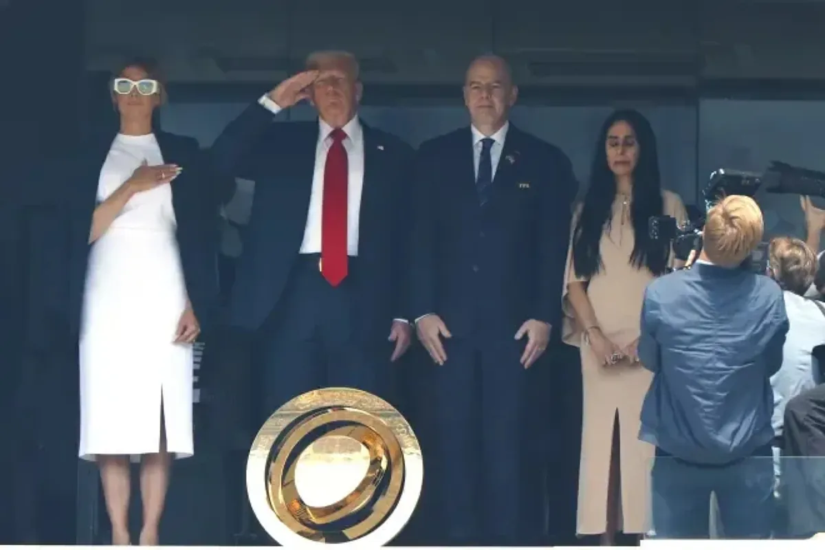 Trump hué pendant l'hymne national : une apparition marquante, mais éphémère.