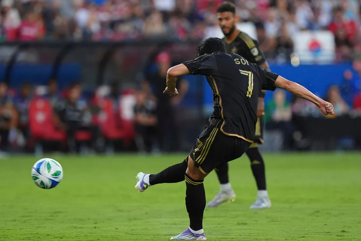 L'attaquant du LAFC, Son Heung-Min, ouvre son compteur en MLS avec un somptueux coup franc.