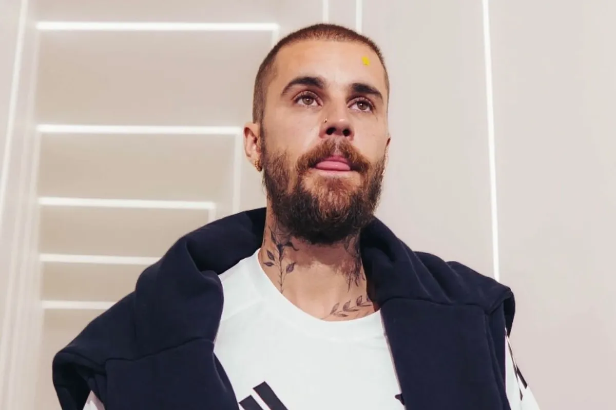 Justin Bieber s'affranchit des limites et dévoile des danses étonnantes.