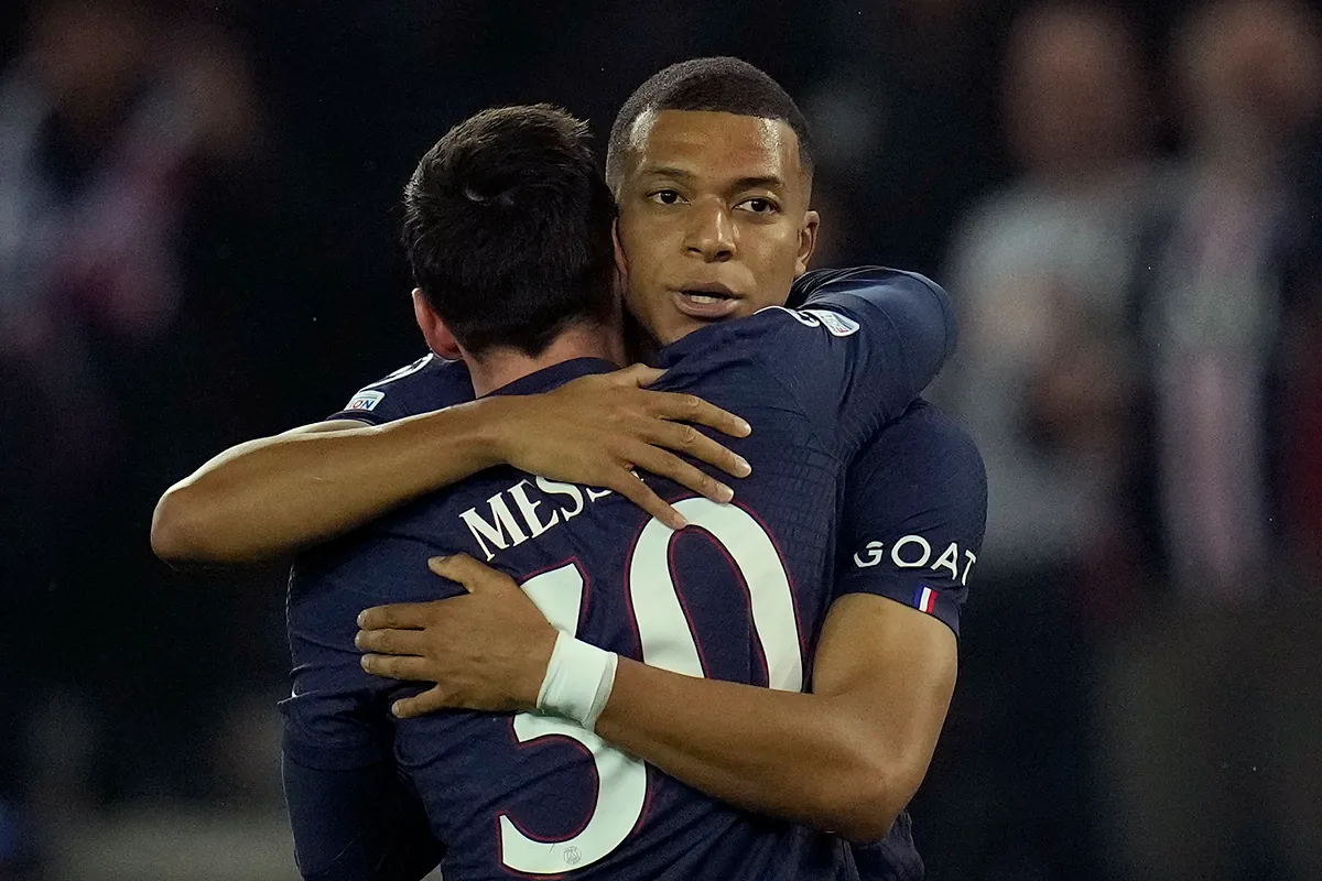 Kylian Mbappé révèle une confession inattendue sur son expérience aux côtés de Lionel Messi.