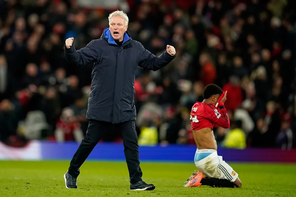David Moyes choque : "J'apprécie que mes joueurs se battent entre eux" après le chaos du carton rouge à Everton.
