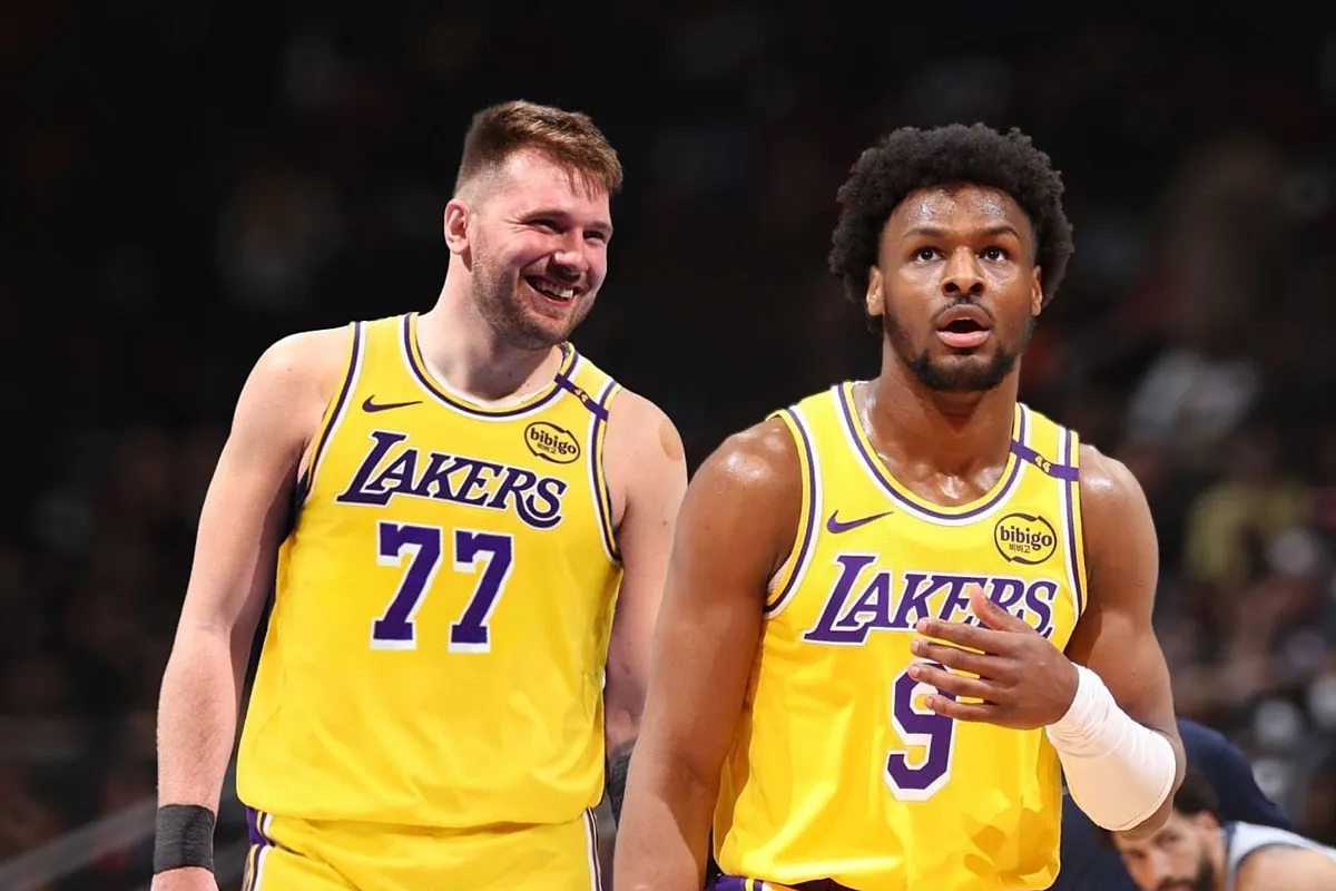 Bronny James, inspiré par Luka Doncic, dévoile ses talents de footballeur lors de l’échauffement des Lakers.