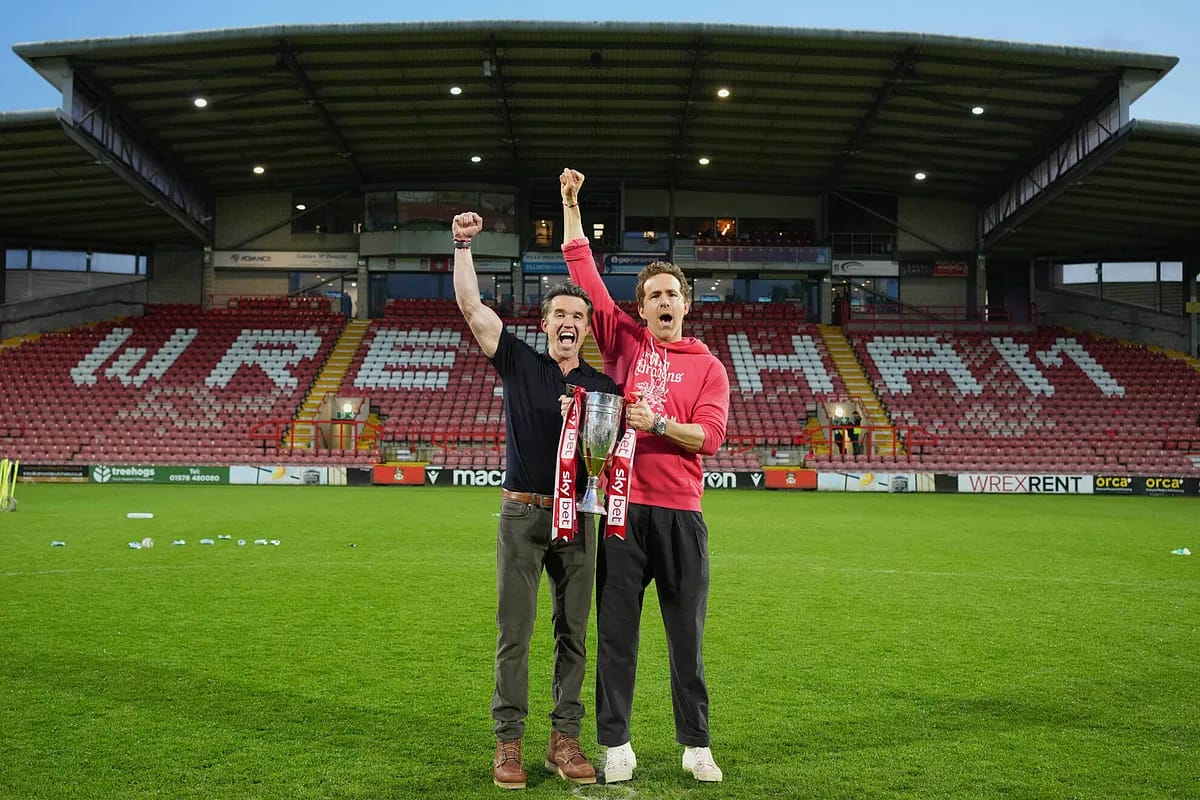 Hollywood fait escale au football : Wrexham accueillera Chelsea, Ryan Reynolds sous le choc.
