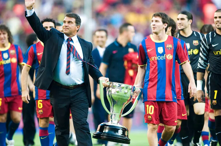 Le président du FC Barcelone, Joan Laporta, ne peut s'empêcher d'évoquer Lionel Messi alors que la tension monte.
